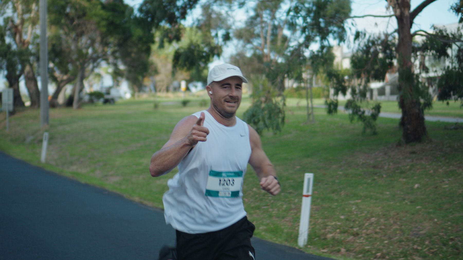 Runner giving a thumbs up on course